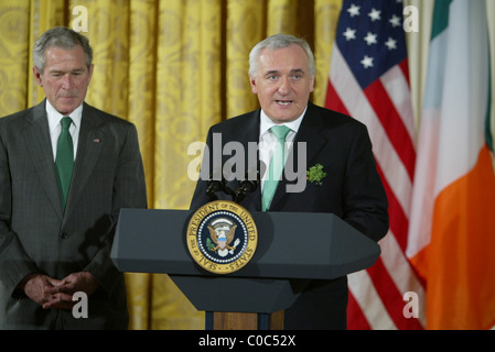 Präsident George W. Bush und der irische Premierminister Bertie Ahern die 8. jährlichen Shamrock Verleihung im östlichen Raum auf der Stockfoto
