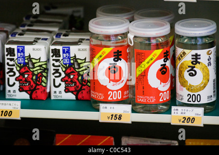 Verschiedene Marken von Sake zum Verkauf auf einem Supermarktregal in Tokio, Japan Stockfoto