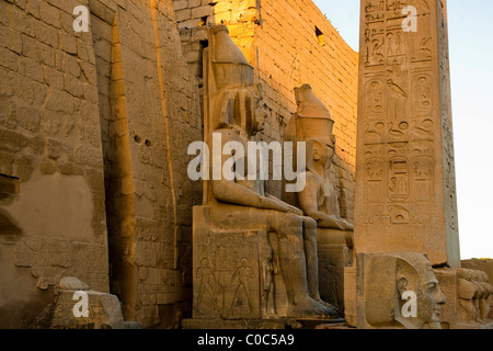 Aegypten, Luxor, Luxor-Tempel (Ipet-Resit) Obelisk Vor Dem Pylon Und Sitzstatuen des Ramses II, Stockfoto