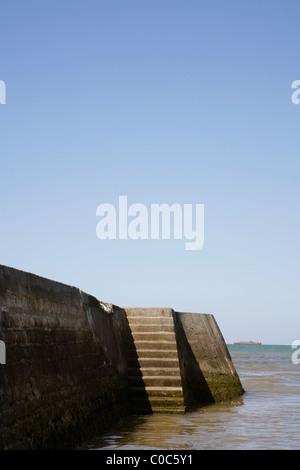 Anlegestelle in Arromanches, Lage der Alliierten Landung Mulberry Harbour, Normandie, Frankreich. Stockfoto