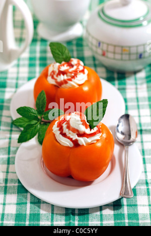 Gefüllte Kaki. Rezept zur Verfügung. Stockfoto