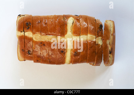 Hot Cross Bun Brot Brot bereit für Ostern isoliert auf weißem Hintergrund Stockfoto