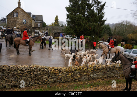 North Cotswolds Hunt treffen in der Kneipe abstellen Half Way House in der Cotswold-Dorf Kineton in der Nähe von Cheltenham UK Stockfoto