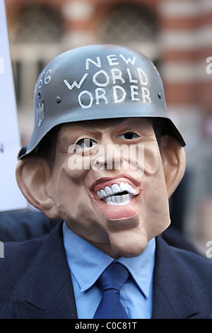 Ein Demonstrant trägt eine Maske von Tony Blair vor Westminster-Kathedrale, die Demonstranten gegen die fortgesetzte demonstrierten Stockfoto