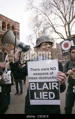 Ein Demonstrant trägt eine Maske von Tony Blair und hält ein Plakat vor Westminster-Kathedrale, die Demonstranten gegen demonstrierten Stockfoto