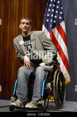 Thomas Young Phil Donahue und Ellen Spiro Bildschirm ihren Dokumentarfilm "Körper des Krieges" vor dem National Press Club. Washington DC, USA Stockfoto