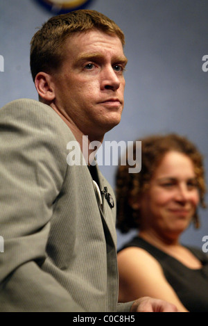 Thomas Young und Ellen Spiro Phil Donahue und Ellen Spiro Bildschirm ihren Dokumentarfilm "Körper des Krieges" vor dem National Press Club. Stockfoto