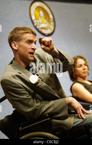 Thomas Young und Ellen Spiro Phil Donahue und Ellen Spiro Bildschirm ihren Dokumentarfilm "Körper des Krieges" vor dem National Press Club. Stockfoto