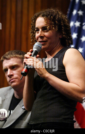 Thomas Young und Ellen Spiro Phil Donahue und Ellen Spiro Bildschirm ihren Dokumentarfilm "Körper des Krieges" vor dem National Press Club. Stockfoto