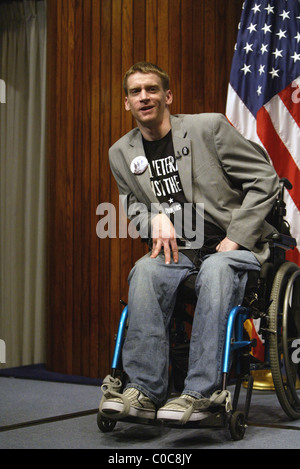 Thomas Young Phil Donahue und Ellen Spiro Bildschirm ihren Dokumentarfilm "Körper des Krieges" vor dem National Press Club. Washington DC, USA Stockfoto