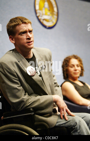 Thomas Young und Ellen Spiro Phil Donahue und Ellen Spiro Bildschirm ihren Dokumentarfilm "Körper des Krieges" vor dem National Press Club. Stockfoto