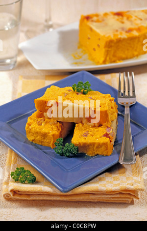 Kürbis-Terrine mit Käse und Schinken. Rezept zur Verfügung. Stockfoto