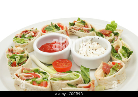 Nahaufnahme von Speck Tomaten und Salat Brot Wraps auf einem Teller Stockfoto