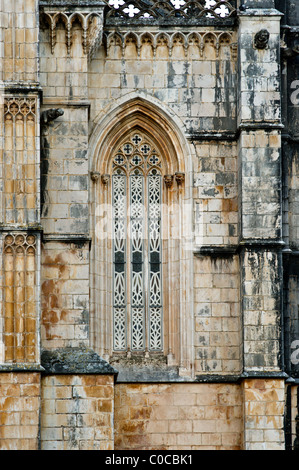 Gotische Fenster des Klosters von Santa Maria da Vitória in Batalha (Portugal) als UNESCO-Weltkulturerbe anerkannt. Stockfoto