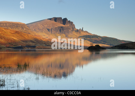 Storr und der Old Man of Storr spiegeln sich im Loch Leathan, Isle Of Skye, Hebriden, Schottland Stockfoto