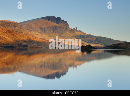 Storr und der Old Man of Storr spiegeln sich im Loch Leathan, Isle Of Skye, Hebriden, Schottland Stockfoto