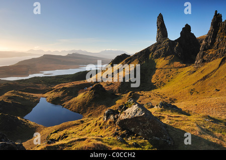 Der Old Man of Storr an einem ruhigen klaren sonnigen blauen Himmel-Tag auf der Isle Of Skye, Hebriden, Schottland Stockfoto