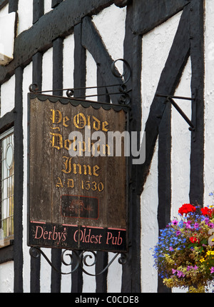 Melden Sie außen Ye Olde Dolphin Inn in der Stadt von Derby England UK stammt von 1530 Stockfoto