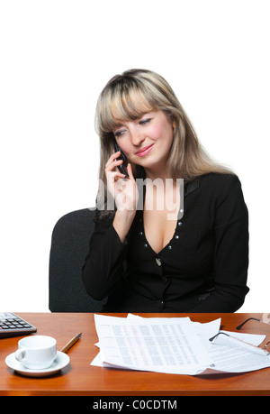 Die Business-Frau auf den Arbeitsplatz-Gespräche mit dem Mobiltelefon genutzt. Es ist auf dem weißen Hintergrund isoliert. Stockfoto