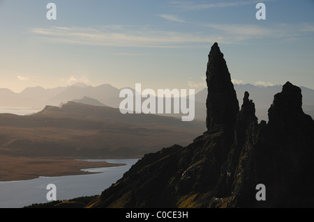 Old Man of Storr silhouettiert, Isle Of Skye, Hebriden, Schottisches Hochland, Schottland Stockfoto