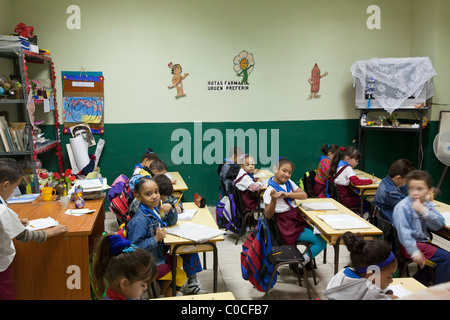 Kuba, Havanna. Kinder im Klassenzimmer, Grundschule. Stockfoto