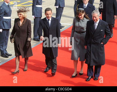 Der französische Präsident Nicolas Sarkozy kommt am Flughafen Heathrow mit seiner Frau Carla Bruni und wurde von Prinz Charles, Stockfoto