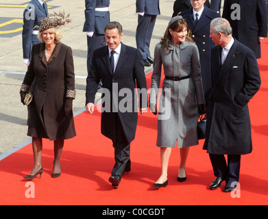 Der französische Präsident Nicolas Sarkozy kommt am Flughafen Heathrow mit seiner Frau Carla Bruni und wurde von Prinz Charles, Stockfoto