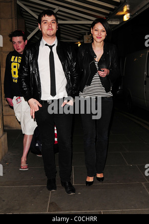 Matt Willis und Emma Griffiths, Noel Fielding Leistung in der Royal Albert Hall für den Teenage Cancer Trust - Abfahrten Stockfoto