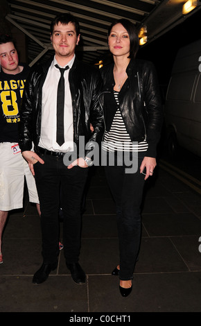 Matt Willis und Emma Griffiths, Noel Fielding Leistung in der Royal Albert Hall für den Teenage Cancer Trust - Abfahrten Stockfoto