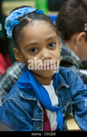 Kuba, Havanna. Mädchen im Unterricht der Grundschule. Stockfoto