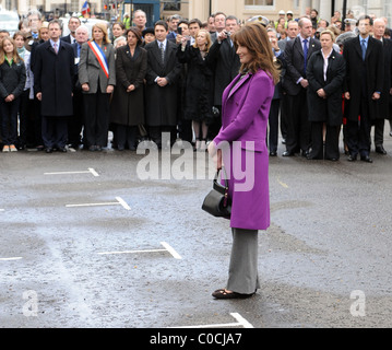 Carla Bruni-Sarkozy besucht die Grundsteinlegung des einen Kranz an der Statue von Charles De Gaulle am 27. März 2008 in London, England. Stockfoto