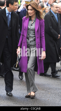 Carla Bruni-Sarkozy besucht die Grundsteinlegung des einen Kranz an der Statue von Charles De Gaulle am 27. März 2008 in London, England. Stockfoto