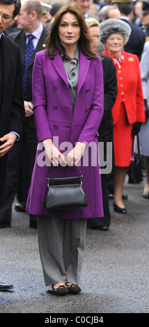 Carla Bruni-Sarkozy besucht die Grundsteinlegung des einen Kranz an der Statue von Charles De Gaulle am 27. März 2008 in London, England. Stockfoto