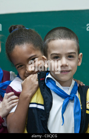 Kuba, Havanna. Kinder im Grundschulalter im Klassenzimmer. Stockfoto