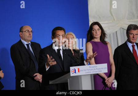 Nicolas Sarkozy und Carla Bruni Sarkozy French President Nicolas Sarkozy hält eine Rede an der französischen Botschaft im Rahmen seiner Stockfoto