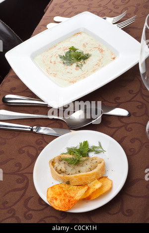 -Creme-Spinatsuppe mit Kartoffel-Chips und Fisch pie Stockfoto