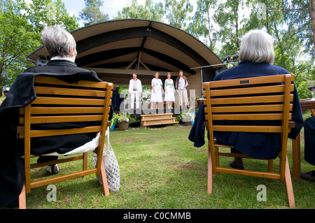 Mittsommer-Leistung im Wald, Schweden Stockfoto