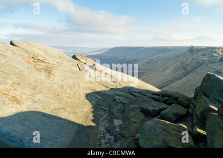 Gritstone Rock bei fairbrook Naze, mit Dichtung Kante in der Ferne, am nördlichen Rand des Kinder Scout, Derbyshire, Peak District, England, Großbritannien Stockfoto