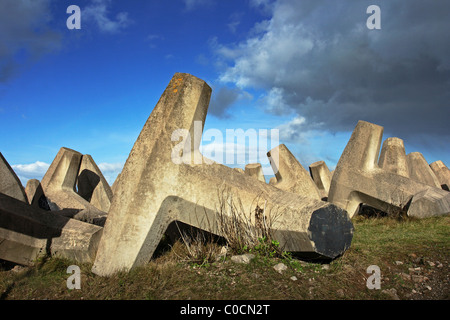 Vorgegossenen konkrete Küstenschutzes auf die gefährdeten Küste von Nordwales am Llanddulas in der Nähe von Abergele Stockfoto