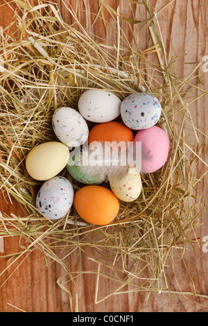 Ostereier im Nest des Vogels Stockfoto