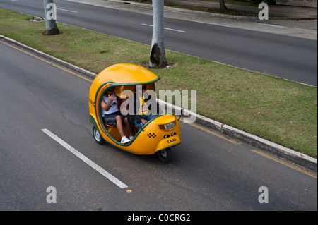 Coco Taxis Havanna ist die Hauptstadt von Kuba 3 Rädern Fiberglas gelbes Ei Stockfoto