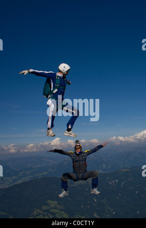 Fallschirmspringer in fliegen sitzen Position um einander und gemeinsam Spaß haben. Stockfoto