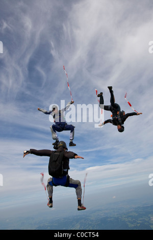 Freefly Fallschirmspringer Team fliegt im Kopf nach oben und unten Position umeinander. Stockfoto