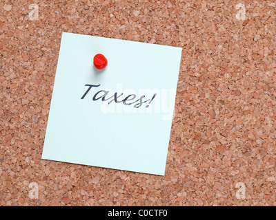 Papier-Schuldbrief Memo mit Steuern Wort angebracht, Pinnwand Stockfoto
