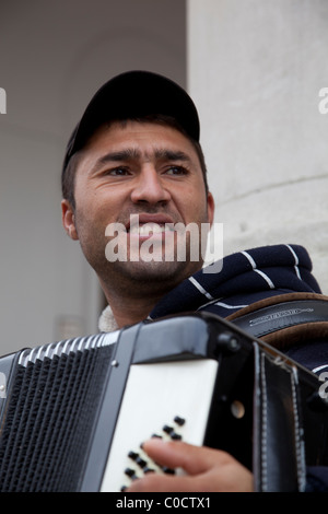 Nahaufnahme von einem Straßenmusiker spielen ein Akkordeon in der Straße. Stockfoto