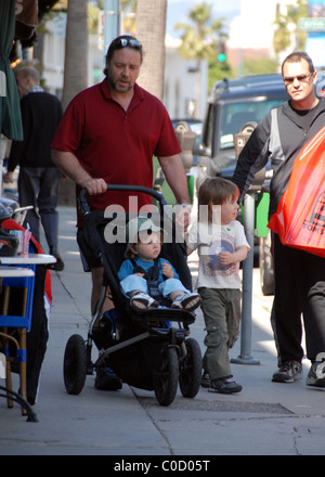 Russell Crowe verbringt den Tag mit seinen Söhnen in Beverly Hills, Los Angeles, Kalifornien - 22.04.08 Stockfoto