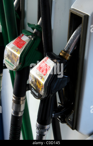 Eine leere Tankstelle Vorplatz mit bleifrei und Diesel Kraftstoff geschlossen und unbenutzt wegen Benzin Streiks und Mehrwertsteuererhöhung Preis. Stockfoto