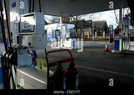 Eine leere Tankstelle Vorplatz mit bleifrei und Diesel Kraftstoff geschlossen und unbenutzt wegen Benzin Streiks und Mehrwertsteuererhöhung Preis. Stockfoto