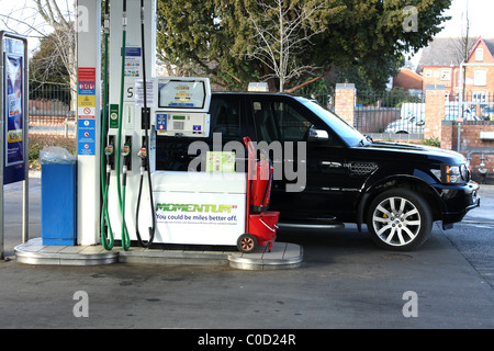 Eine leere Tankstelle Vorplatz mit bleifrei und Diesel Kraftstoff geschlossen und unbenutzt wegen Benzin Streiks und Mehrwertsteuererhöhung Preis. Stockfoto