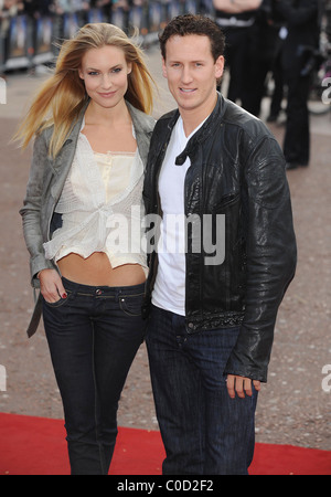 Brendan Cole und Gast bei der Premiere von "Iron Man" im Odeon, Leicester Square London, England - 24.04.08: Stockfoto